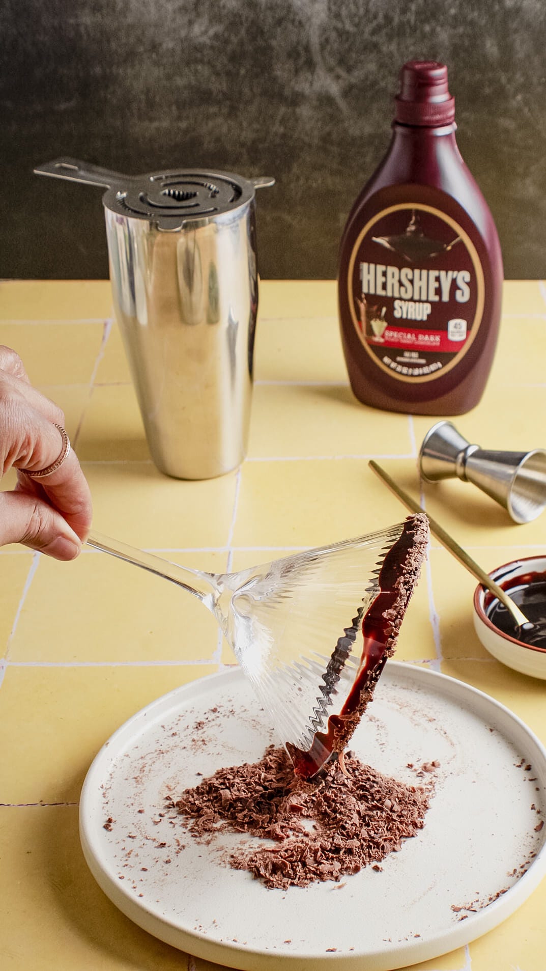 rim a cocktail glass